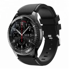 Cadorabo TPU zapestni pas z zapiranjem kovine 22 mm, združljivo s Samsung Galaxy Gear S3 / Gear 2 v črni barvi - nadomestni trak za Huawei Watch GT za Watch 2 Pro za Ticwatch Pro itd.