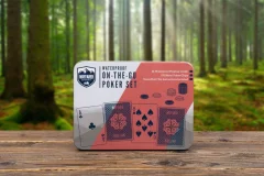 Fizz Creations On the Go Poker Set. Set za poker na prostem. Vključuje 52 nepremočljivih igralnih kart, 120 kovinskih žetonov za poker in navodila za Texas Hold 'Em.