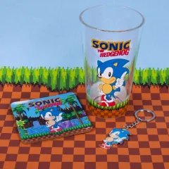 Obesek za ključe, kozarec in podstavek za ježek Fizz Creations SonicThe Hedgehog. 3 v 1 darilni set. Kozarec za pitje s prostornino 480 ml. Uradno licenčno blago Sonic The Hedgehog